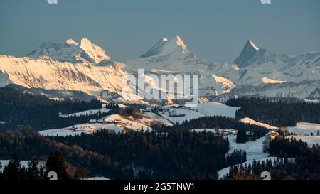 Aussicht auf das Emmental mit Berner Voralpen und Alpen von der Gegend der 'Lueg' in der Gem. Affoltern, c'est-à-dire AM 06.02.19. Foto: Markus Bolliger Banque D'Images