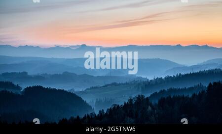 Aussicht auf das Emmental mit Berner Voralpen und Alpen von der 'Lueg' aus in der Gem. Affoltern, c'est-à-dire AM 15.11.19. Foto: Markus Bolliger Banque D'Images