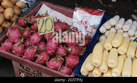 Dragon fruit Corn mangues Klong Toey Market Wholesale Wet Market Bangkok Thaïlande plus grand centre de distribution alimentaire en Asie du Sud-est Banque D'Images