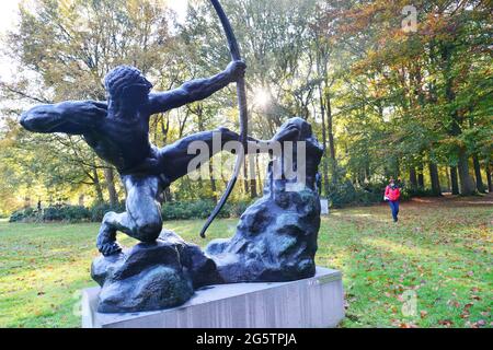 BELGIQUE. ANVERS. LE MUSÉE DE SCULPTURE EN PLEIN AIR MIDDELHEIM, OUVERT EN 1951 À BERCHEM, EST UN PARC DE SCULPTURES AVEC BEAUCOUP D'ŒUVRES MODERNES COMME HERCULES Banque D'Images