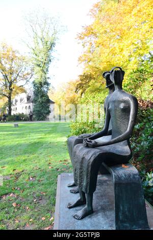 BELGIQUE. ANVERS. LE MUSÉE DE SCULPTURE EN PLEIN AIR MIDDELHEIM, OUVERT EN 1951 À BERCHEM, EST UN PARC DE SCULPTURES AVEC BEAUCOUP D'ŒUVRES MODERNES TELLES QUE LA REINE AN Banque D'Images