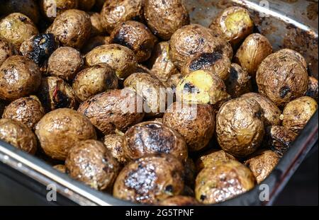 21 juin 2021, Brandebourg, Lübben : les pommes de terre cuites au four sont en rôtir. Photo: Patrick Pleul/dpa-Zentralbild/ZB Banque D'Images