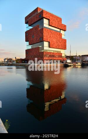 BELGIQUE. ANTWERPEN.OPEN EN 2011, LE MUSÉE AAN DE STROOM (MAS) A ÉTÉ CONSTRUIT SUR L'ANCIEN PORT PAR LES ARCHITECTES DE NEUTELINGS RIEDIJK. DE SON SOMMET (6 Banque D'Images