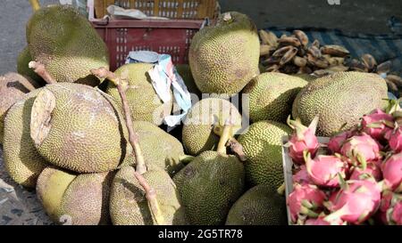 Durian Fresh fruit and Dragon cuidFruit at Klong Toey Market Wholesale Wet Market Bangkok Thaïlande plus grand centre de distribution alimentaire en Asie du Sud-est Banque D'Images