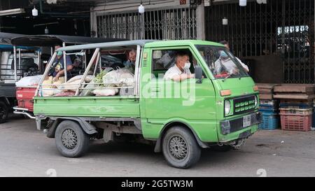 Little Green Truck Man Diining Klong Toey Market Wholesale Wet Market Bangkok Thaïlande plus grand centre de distribution alimentaire en Asie du Sud-est Banque D'Images