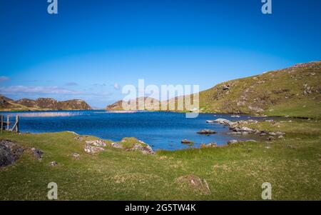 Magnifique paysage au Three Castle Head avec de vieilles ruines, un lac agréable et de hautes falaises sur la péninsule Mizen dans le comté de Cork en Irlande Banque D'Images