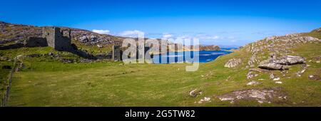 Magnifique paysage au Three Castle Head avec de vieilles ruines, un lac agréable et de hautes falaises sur la péninsule Mizen dans le comté de Cork en Irlande Banque D'Images