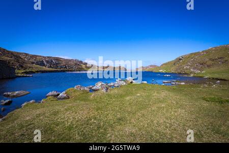 Magnifique paysage au Three Castle Head avec de vieilles ruines, un lac agréable et de hautes falaises sur la péninsule Mizen dans le comté de Cork en Irlande Banque D'Images