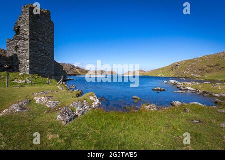 Magnifique paysage au Three Castle Head avec de vieilles ruines, un lac agréable et de hautes falaises sur la péninsule Mizen dans le comté de Cork en Irlande Banque D'Images