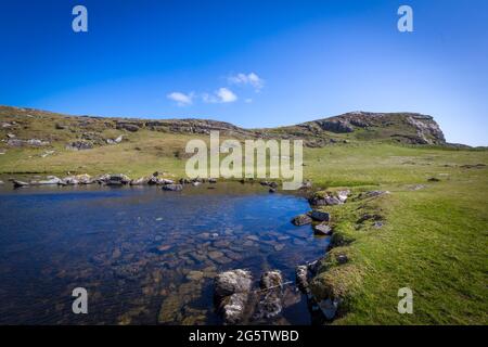 Magnifique paysage au Three Castle Head avec de vieilles ruines, un lac agréable et de hautes falaises sur la péninsule Mizen dans le comté de Cork en Irlande Banque D'Images