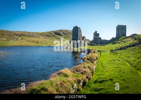 Magnifique paysage au Three Castle Head avec de vieilles ruines, un lac agréable et de hautes falaises sur la péninsule Mizen dans le comté de Cork en Irlande Banque D'Images