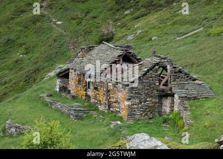 Ferme traditionnelle en ruine dans les Alpes italiennes Banque D'Images