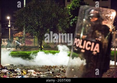 Bogota, Colombie. 27 juin 2021. Une police anti-émeute vue pendant la confrontation avec les manifestants. Le 28 juin a marqué deux mois de manifestations en Colombie. Dans de nombreuses villes du pays, des blocus et des manifestations ont eu lieu. En réponse, le gouvernement a déployé une police anti-émeute, déclenchant des affrontements qui ont fait des centaines de manifestants blessés. (Photo par Antonio Cascio/SOPA Images/Sipa USA) crédit: SIPA USA/Alay Live News Banque D'Images