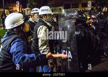 Des membres du groupe des droits de l'homme sont vus en train de discuter avec la police anti-émeute pendant la manifestation. Le 28 juin a marqué deux mois de manifestations en Colombie. Dans de nombreuses villes du pays, des blocus et des manifestations ont eu lieu. En réponse, le gouvernement a déployé une police anti-émeute, déclenchant des affrontements qui ont fait des centaines de manifestants blessés. (Photo par Antonio Cascio / SOPA Images / Sipa USA) Banque D'Images