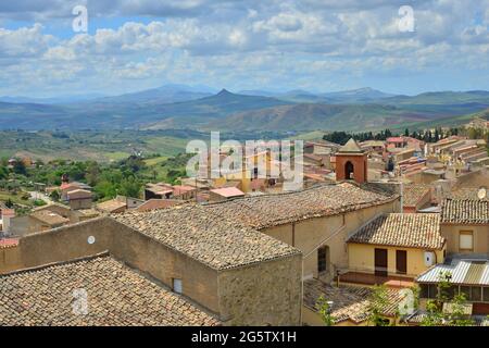 ITALIE. SICILE. LE VILLAGE DE CORLEONE, QUI ABRITE LA MAFIA SICILIENNE, A INSPIRÉ FRANCIS COPPOLA POUR SES FILMS "LE PARRAIN". Banque D'Images