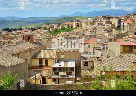 ITALIE. SICILE. LE VILLAGE DE CORLEONE, QUI ABRITE LA MAFIA SICILIENNE, A INSPIRÉ FRANCIS COPPOLA POUR SES FILMS "LE PARRAIN". Banque D'Images