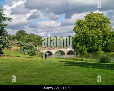 L'été dans le domaine de Compton Verney House, Warwickshire, Royaume-Uni; paysage par Capability Brown, pont conçu par Robert Adam. Banque D'Images