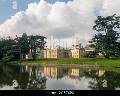 Compton Verney House, dans le Warwickshire, au Royaume-Uni, vu de l'autre côté du lac; il abrite maintenant une galerie d'art primée Banque D'Images