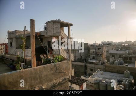 Beyrouth, Liban. 29 juin 2021. Mahmoud, un jeune réfugié palestinien, vérifie ses usines sur le toit de son appartement dans le camp de réfugiés de Shatila. Credit: Marwan Naamani/dpa/Alamy Live News Banque D'Images