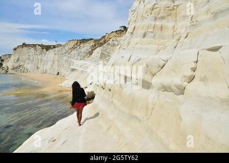 ITALIE. SICILE. AGRIGENTE. REALMONTE. LA SCALA DEI TURCHI, FALAISE BLANCHE DE CALCAIRE. SON NOM A ÉTÉ DONNÉ APRÈS LES PIRATES QUI ÉTAIENT CENSÉS L'UTILISER Banque D'Images