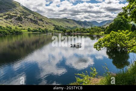 Vue sur le lac et les montagnes environnantes à Ullswater à Cumbria, Royaume-Uni. Prise le 6 juin 2021. Banque D'Images