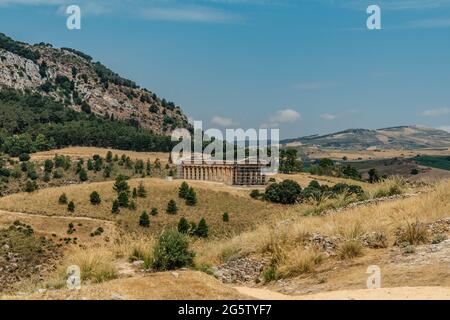 Temple Doric de Segesta avec vue sur la vallée vers le golfe de Castellamare,Sicile,Italie.site archéologique européen en reconstruction Banque D'Images