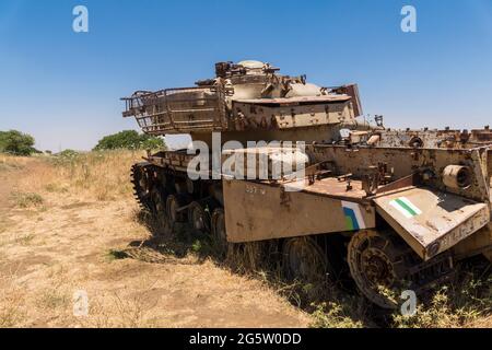 Plateau du Golan, Israël. Un ancien char Centurion de marque britannique, qui sert aujourd'hui de mémorial de bataille, avec les inscriptions blanc-bleu-vert du Golan Trail. Banque D'Images