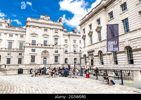 Les gens à l'al fresco café dans la cour de Somerset House Londres, Royaume-Uni Banque D'Images