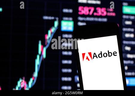 Barcelone, Catalogne, Espagne. 29 juin 2021. Dans cette illustration, un logo Adobe Inc. Apparaît sur un smartphone avec les informations boursières d'Adobe Inc. En arrière-plan. Credit: Thiago Prudencio/DAX/ZUMA Wire/Alay Live News Banque D'Images