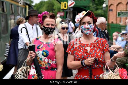 Deux femmes des années 1940 se sont hesdues sur la plate-forme de la gare lors de l'événement annuel War on the Line, à Alresford, Hampshire, au Royaume-Uni. 13 juin 2021. Banque D'Images