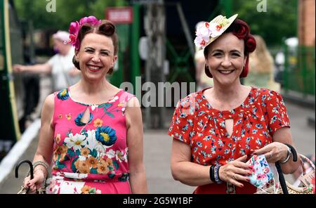 Deux femmes des années 1940 se sont hesdues sur la plate-forme de la gare lors de l'événement annuel War on the Line, à Alresford, Hampshire, au Royaume-Uni. 13 juin 2021. Banque D'Images