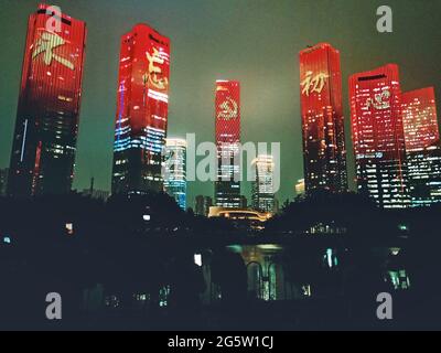 Pékin, Pékin, Chine. 30 juin 2021. Le 29 juin 2021, à Pékin, pour célébrer le 100e anniversaire de la fondation du Parti communiste de Chine, Pékin a allumé des lumières festives le 1er juillet. Crédit : SIPA Asia/ZUMA Wire/Alay Live News Banque D'Images