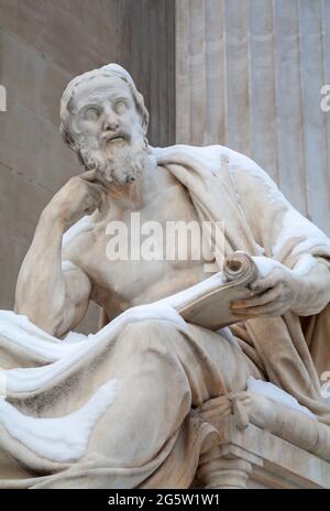 Vienne - la statue du philosophe devant le Parlement en hiver - Herodotus Banque D'Images