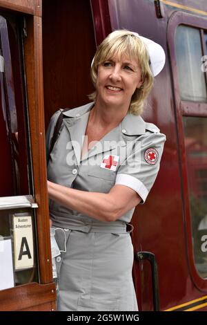 Femme habillée comme infirmière de la Croix-Rouge des années 1940 lors de l'événement annuel War on the Line, à la gare d'Alresford, à Alresford, Hampshire, au Royaume-Uni. 13 juin 2021. Banque D'Images