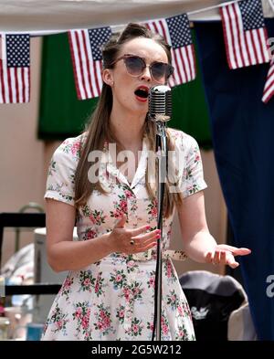 Une chanteuse d'époque se produit dans une robe des années 1940 lors de l'événement annuel War on the Line, Aresford, Hampshire, Royaume-Uni. 13 juin 2021. Banque D'Images
