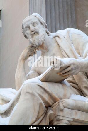 Vienne - la statue du philosophe devant le Parlement en hiver - Herodotus Banque D'Images