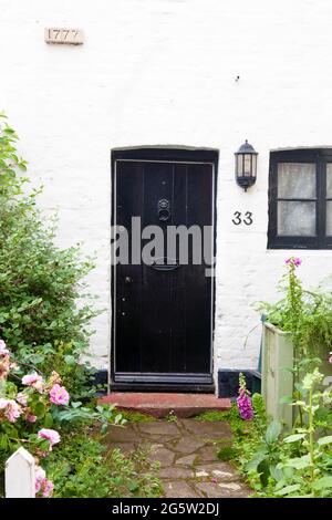 Cottage (construit en 1777) porte avant et jardin, Royaume-Uni. Banque D'Images