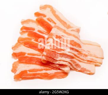 Morceaux de bacon fumé sur fond blanc Banque D'Images