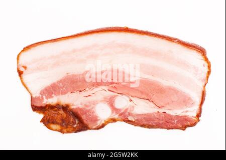 Morceaux de bacon fumé sur fond blanc Banque D'Images