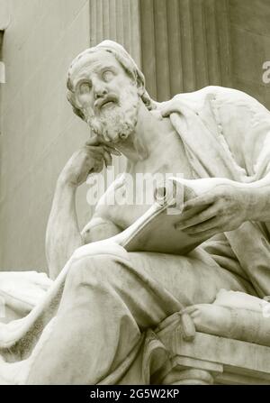 Vienne - la statue du philosophe devant le Parlement en hiver - Herodotus Banque D'Images