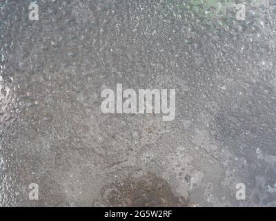 Verre humide opaque avec motif en relief. Vue de dessus. Photo plein écran Banque D'Images