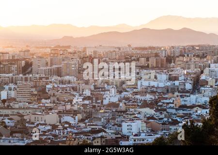 Vue aérienne d'un port de Malaga au coucher du soleil, Espagne Banque D'Images