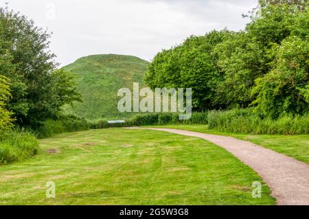 L'approche de Silbury Hill dans le Wiltshire. Banque D'Images