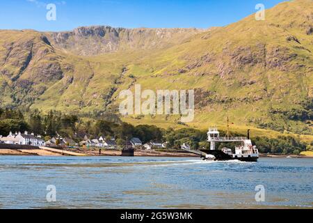 FERRY CORRAN LOCH LINNHE FORT WILLIAM SCOTLAND FERRY TRAVERSANT LES MAISONS CORRAN NARROWS ARDGOUR SUR LA RIVE Banque D'Images