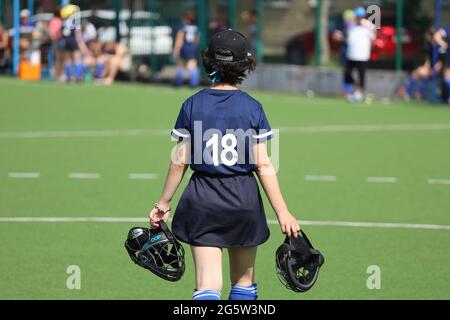 Russie. Vyborg 06.06.2021 une fille avec des masques pour jouer au hockey sur gazon va sur le terrain. Photo de haute qualité Banque D'Images