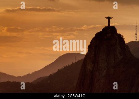 RIO DE JANEIRO, BRÉSIL - 28 JANVIER 2015 : silhouette de la statue du Christ Rédempteur, Corcovado, Rio de Janeiro, Brésil Banque D'Images