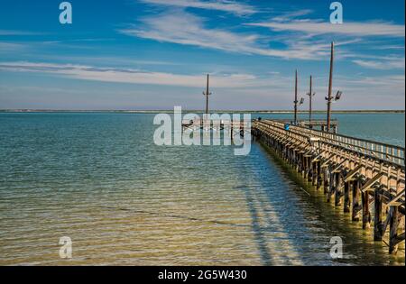 Jetée de pêche à la baie de Baffin, côte du golfe, parc commémoratif Kaufer-Hubert, près du hameau de Loyola Beach, près de Kingsville, Texas, États-Unis Banque D'Images