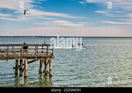 Jetée de pêche à la baie de Baffin, côte du golfe, parc commémoratif Kaufer-Hubert, près du hameau de Loyola Beach, près de Kingsville, Texas, États-Unis Banque D'Images