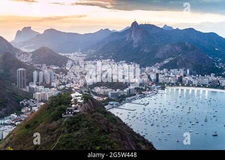 Vue aérienne de Rio de Janeiro, Brésil. Prise de la montagne de Sugarloaf. Banque D'Images