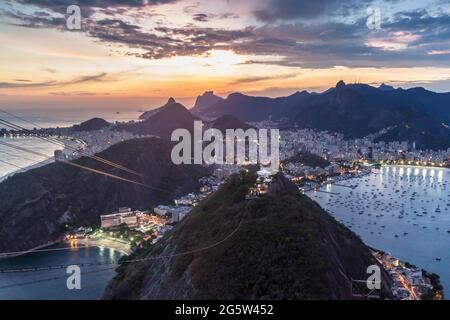 Vue aérienne de Rio de Janeiro, Brésil. Prise de la montagne de Sugarloaf. Banque D'Images